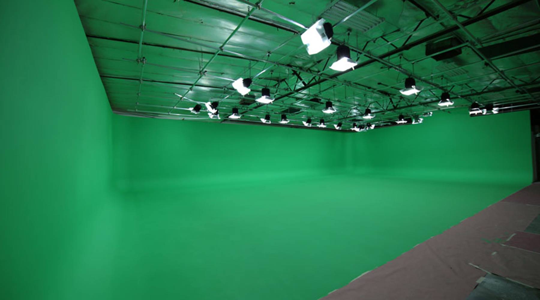 Зеленый экран камеры. Грин скрин студия. Хромакей павильон. Павильон с зелеными экранами. Зеленый экран для света.
